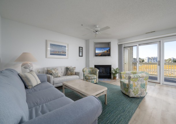 hiddenharbo137f-7-living-area.jpg
