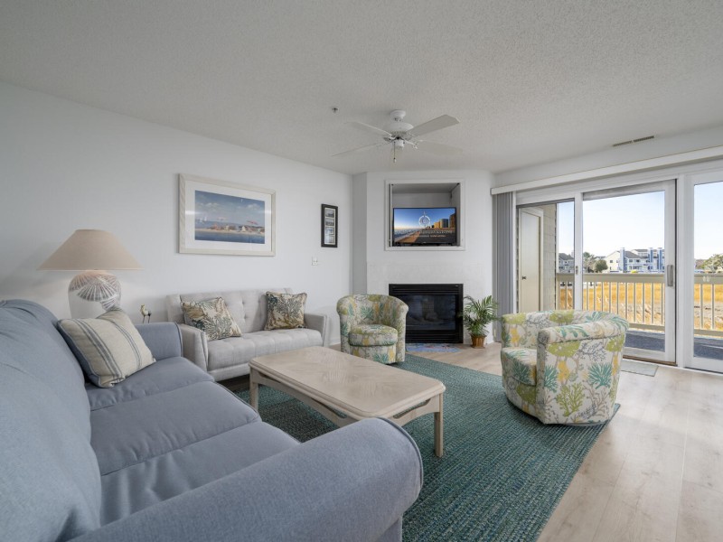 hiddenharbo137f-7-living-area.jpg