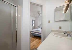 biscayne8802-30-top-floor-bath.jpg