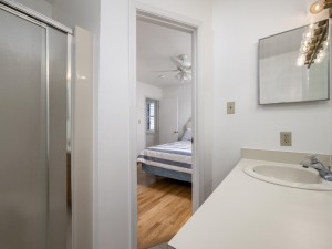 biscayne8802-30-top-floor-bath.jpg