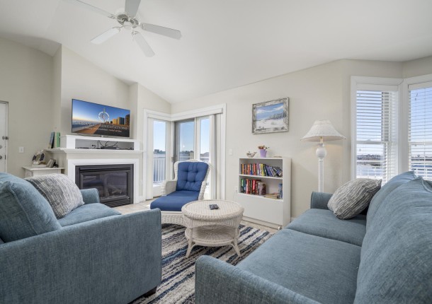 mahalo402-13-living-area.jpg