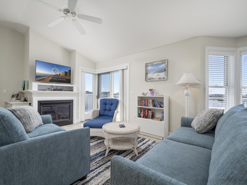 mahalo402-13-living-area.jpg