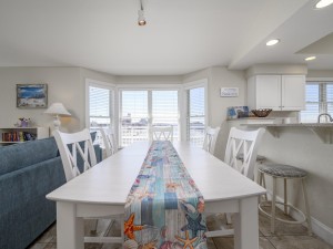 mahalo402-15-dining-area.jpg
