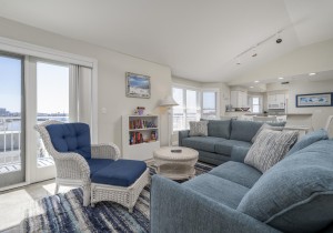 mahalo402-16-living-area.jpg