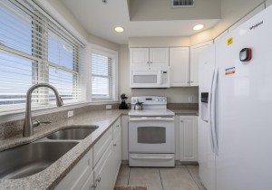 mahalo402-18-kitchen.jpg