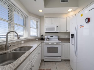 mahalo402-18-kitchen.jpg