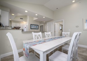 mahalo402-20-dining-area.jpg
