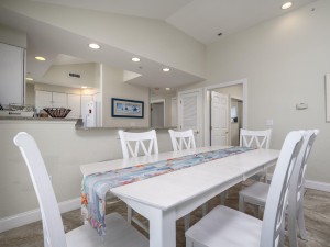 mahalo402-20-dining-area.jpg