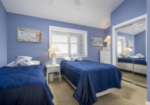 mahalo402-21-bedroom-3.jpg
