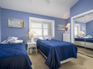 mahalo402-21-bedroom-3.jpg
