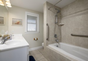 mahalo402-24-primary-bath.jpg
