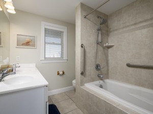 mahalo402-24-primary-bath.jpg