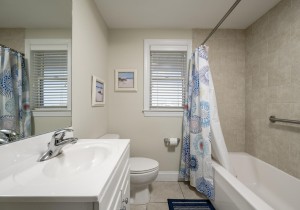 mahalo402-25-bath-2.jpg