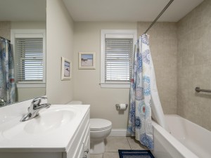 mahalo402-25-bath-2.jpg