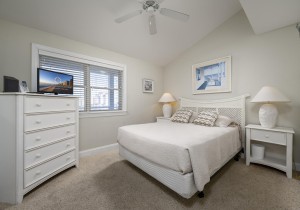 mahalo402-26-bedroom-2.jpg
