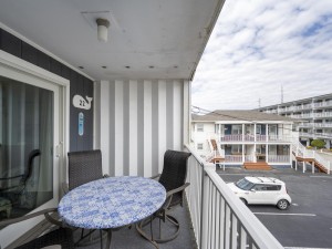 lazywhale22-5-balcony.jpg