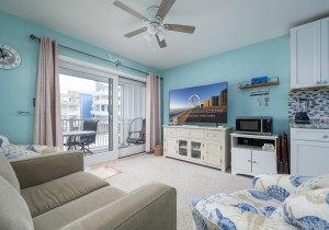 lazywhale22-8-living-area.jpg