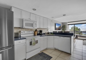 fountainhead205-8-kitchen.jpg