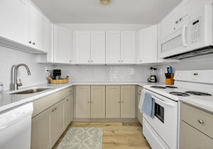 lighthousevilla9-5-kitchen.jpg