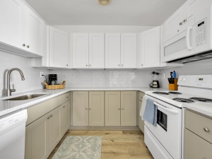 lighthousevilla9-5-kitchen.jpg