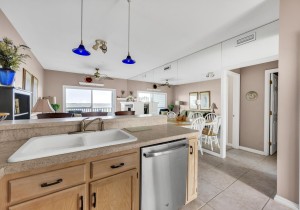 ritz8-11-kitchen.jpg