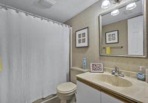 bayvista102-17-bath-2.jpg