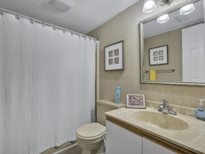 bayvista102-17-bath-2.jpg