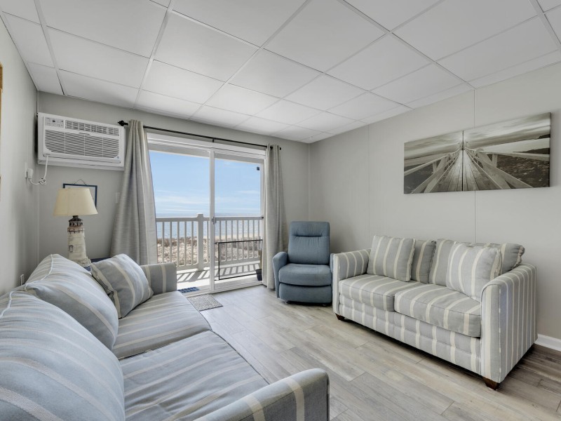 jammer304-3-living-area.jpg