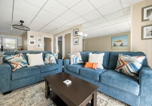 jammer104-10-living-area.jpg