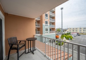 makai102-1-balcony.jpg
