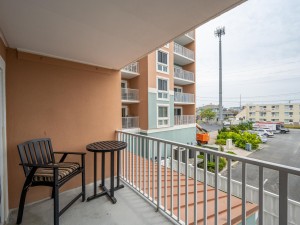 makai102-1-balcony.jpg