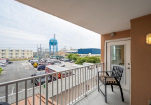 makai102-3-balcony.jpg