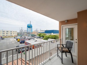 makai102-3-balcony.jpg