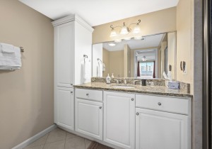 ocmd-makai-unit116-ohi09masterbath.jpg