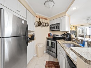 ocmd-makai-unit116-ohi16kitchen.jpg