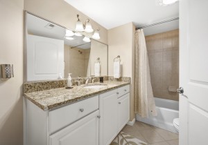 ocmd-makai-unit116-ohi18hallbath.jpg