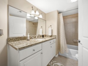 ocmd-makai-unit116-ohi18hallbath.jpg