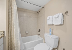 ocmd-makai-unit116-ohi19hallbath.jpg