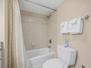ocmd-makai-unit116-ohi19hallbath.jpg