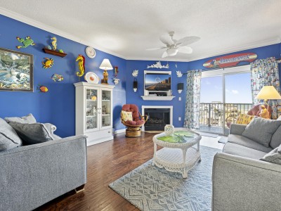 marinerswatch204-11-living-area.jpg
