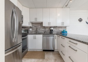 diamondbeach302-2kitchennew2021.jpg