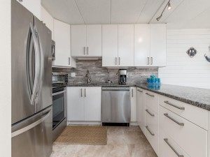 diamondbeach302-2kitchennew2021.jpg