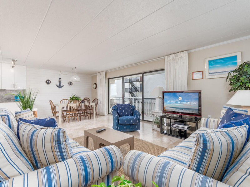 diamondbeach302-4blivingarea-new-2021.jpg