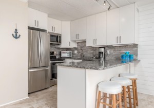diamondbeach302-7kitchen-new-2021.jpg