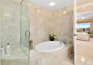 14-master-bath.jpg