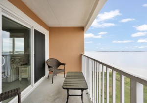 makai616cr-1-balcony.jpg