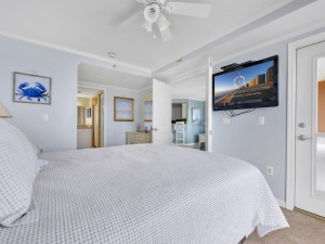 makai616cr-15-primary-bedroom.jpg