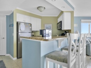 makai616cr-8-dining-and-kitchen.jpg