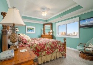 marinerswatch206-11-primary-bedroom.jpg