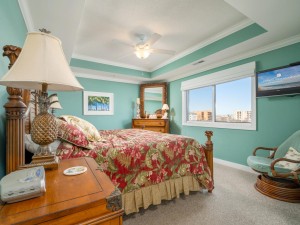 marinerswatch206-11-primary-bedroom.jpg